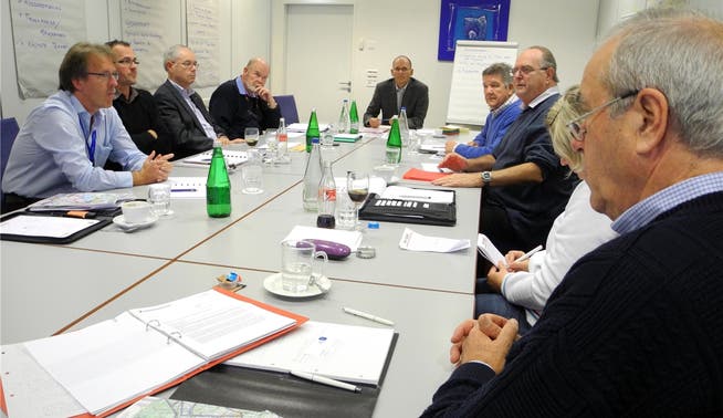 Lärmbetroffene und Flugverantwortliche diskutierten unter der Leitung von Ernest Oggier (hinten). fup