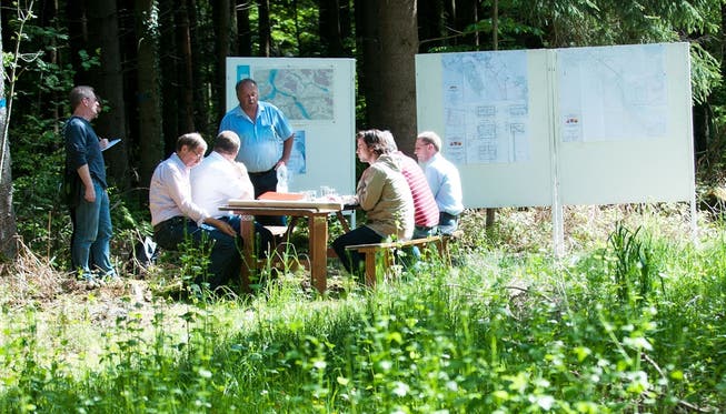 Die Pressekonferenz fand im Tägerhardwald statt – exakt dort, wo das Grundwasserpumpwerk errichtet werden soll.