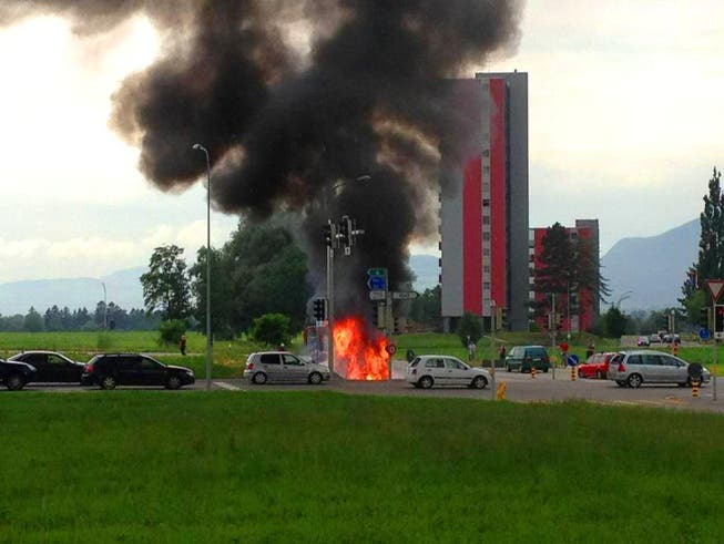 Das brennende Auto auf der Westtangente in Solothurn.