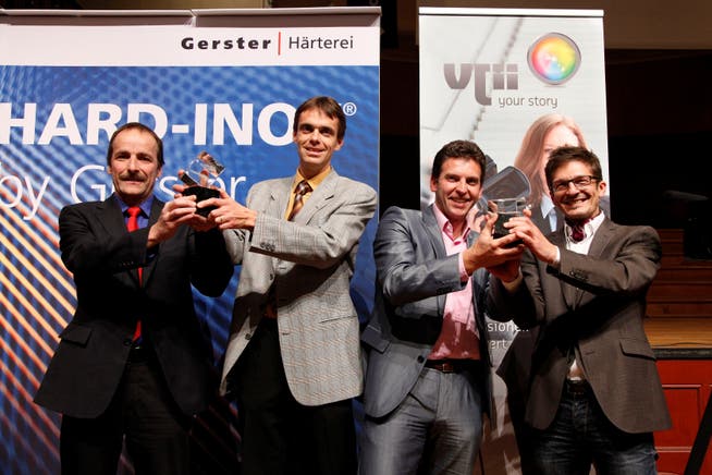 Freuen sich über InnoPrix (von links): Felix Heimgartner und Patrick Margraf (Härterei Gerster AG), Urs Koller und Patrick Kappeler (VJii Productions). Hanspeter Bärtschi