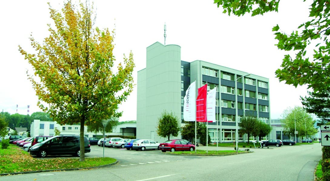 Schaffner Elektronik feiert Jubiläum: Hauptsitz in Luterbach Vor 50 Jahren hat der Elektroingenieur Hans Schaffner in Solothurn seine erste Firma gegründet. Daraus ist im Lauf der Jahre ein Elektronik-Zulieferer entstanden, der das Auf und Ab der Globalisierung, ein Management-Buyout und einen Börsengang erlebt hat. Nach dem Wegzug von Von Roll und dem Niedergang von Swissmetall ist Schaffner die letzte börsenkotierte Industriefirma im Kanton Solothurn. Global arbeiten über 2700 Personen für Schaffner, in Luterbach, dem Hauptsitz, noch 120.