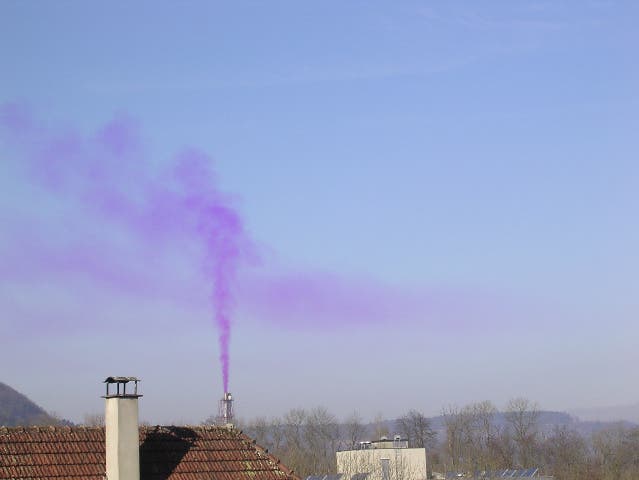 Weit herum sichtbar: Von der KVA Turgi stieg violetter Rauch empor.