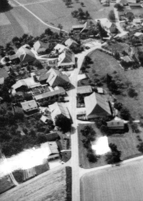  Alte Luftaufnahme (undatiert) der Gemeinde Brügglen.