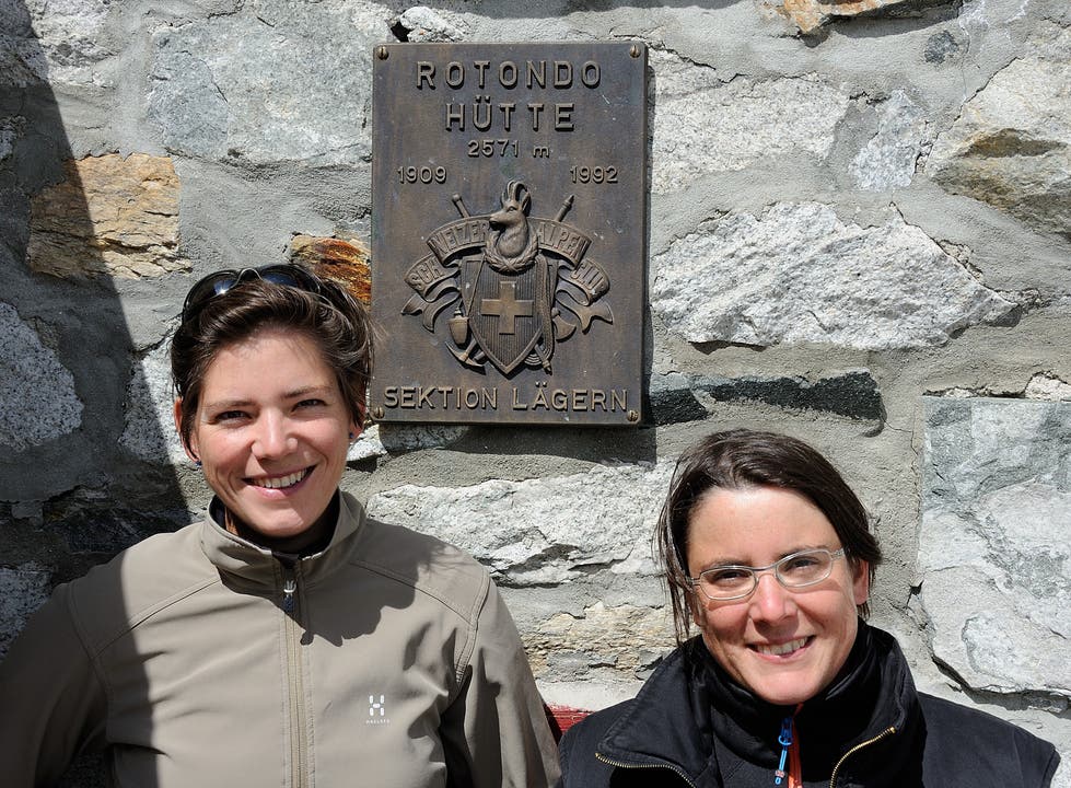 Tanja Pfammatter (links) und Jeanne Richenberger vor ihrer Hütte