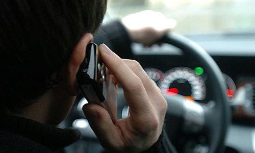 Das Handy am Ohr während dem Autofahren kommt ein Mann teuer zu stehen. (Symbolbild)