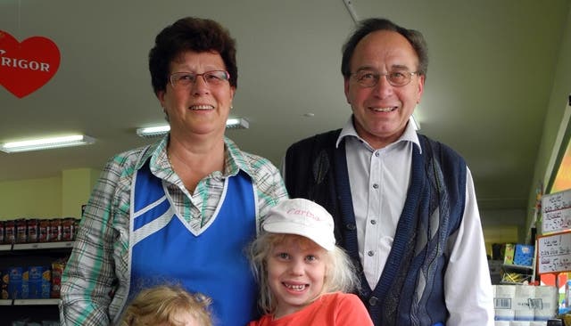 Verabschieden sich aus dem Berufsalltag: Ingrid und Beat Bärtschi vom Maxi-Markt Grenchen mit ihren Grosskindern Viviane (l.) und Carina.
