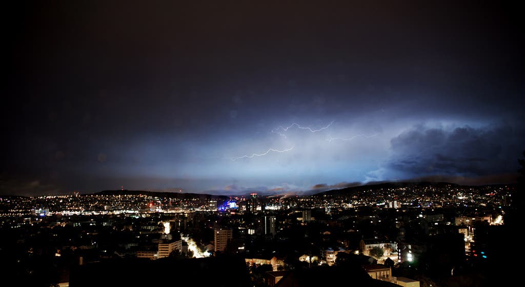 Schaurig schönes Schauspiel Das blitzintensive Gewitter trifft um 1.20 Uhr auf die Stadt Zürich