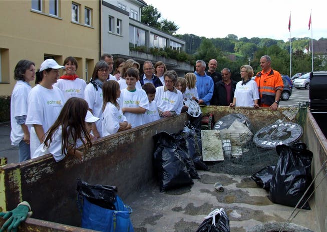 Puzzlestein für eine saubere Umwelt: Eine Mulde schluckt den Müll, den die grossen und kleinen Freiwilligen zusammentragen.bwi