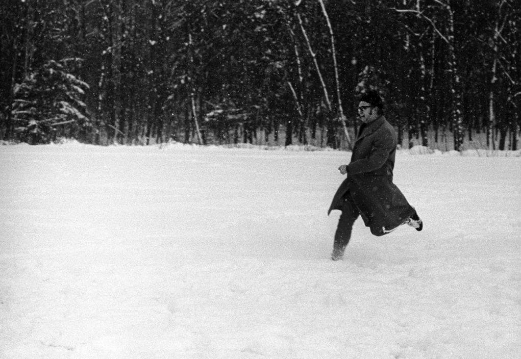 «Rodi» leitet 1972 als Schiedsrichter ein Fussballspiel im Schnee