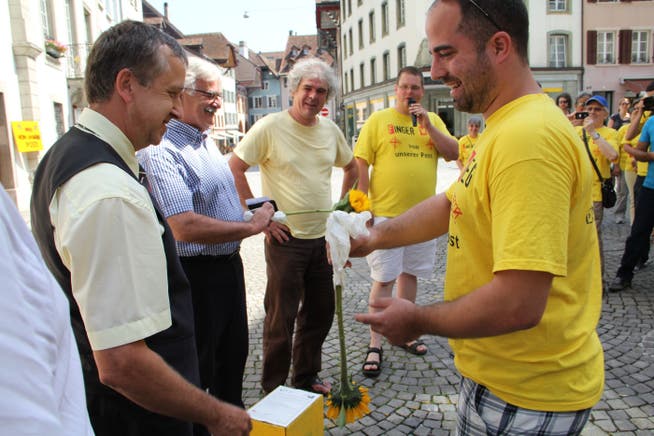 Beat Studer, Leiter Verkaufsgebiet Aarau bei der Post im Gespräch mit Tellianern und Marcel Guignard bei einer Protestaktion im Juni.
