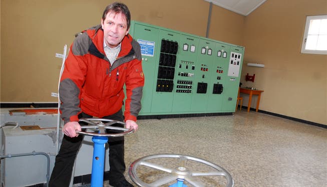 Armin Meier im Turbinenhaus, wo er ein Mini-Wasserkraftwerk erstellt