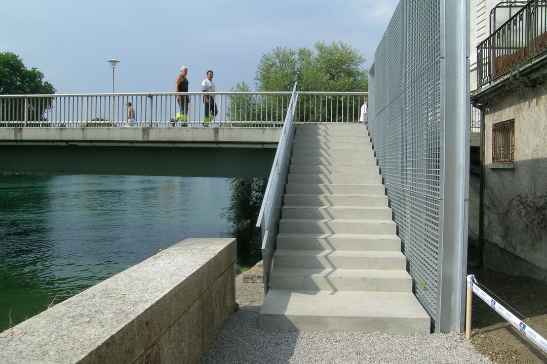 Im Sommer 2003 wird der Zugang von der Kreuzackerbruecke zum Uferbau geschaffen