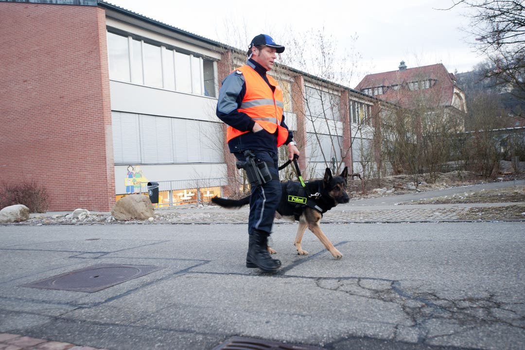Polizist mit Hund sichern das Gebäude