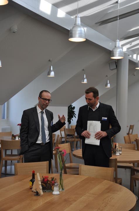 Direktor Michael Rubertus (links) und David Vogt vom Hochbauamt im neuen Esssaal