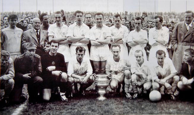 Einer der Höhepunkte in der Vereinsgeschichte: Die Cupsieger von 1959 posieren mit ihrer Trophäe. ZVG
