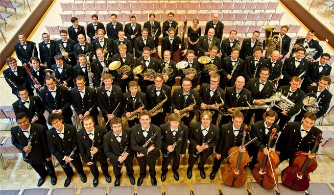 70 Musikerinnen und Musiker gehören zum Symphonischen Blasorchester des Schweizer Armeespiels.