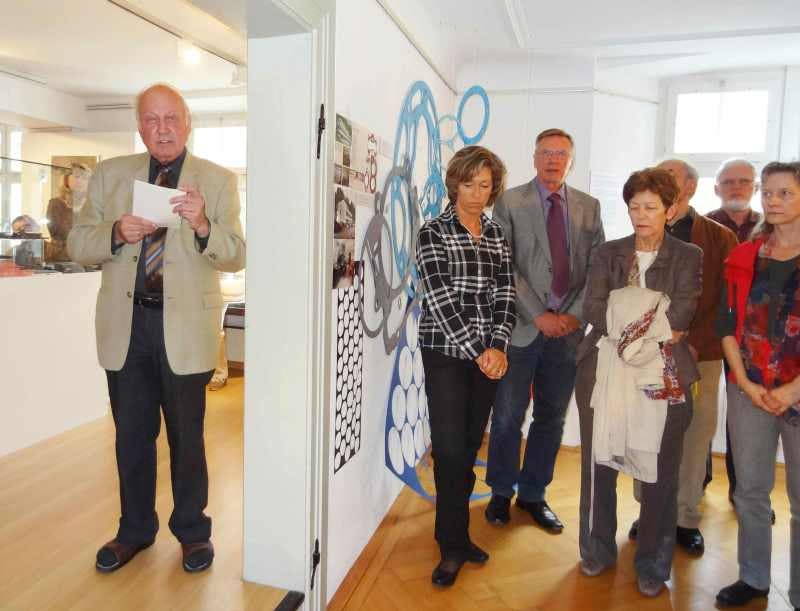 Martin Blümcke bei seinen Erläuterungen an der Eröffnung der neuen Ausstellung im Laufenburger Museum Schiff