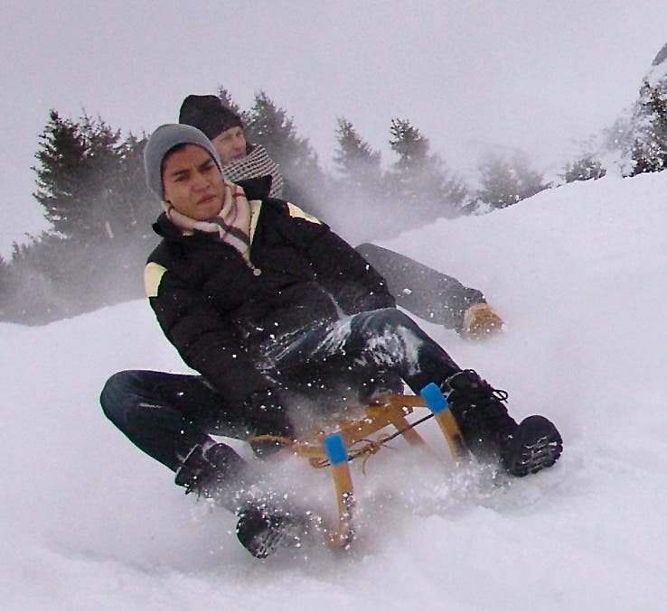Halsbrecherische Schlittelfahrt anlässlich des Wintersporttags der Kantonsschule Limmattal in Arosa