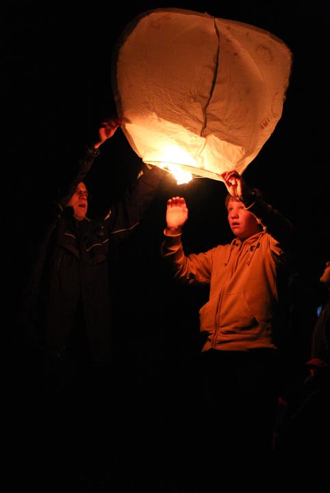 Die Jungschar Nussbaumen organisierte das Feuer und liess Heissluftballone der Konfirmanten steigen