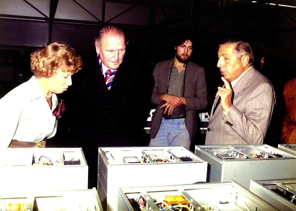 Hans Schaffner, rechts, erklärt Willi Ritschard ein Produkt