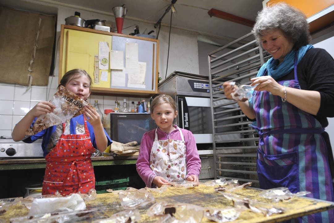 In der Backstube der Bäckerei Gysin in Liestal können Kinder ihren Osterhasen selber herstellen.