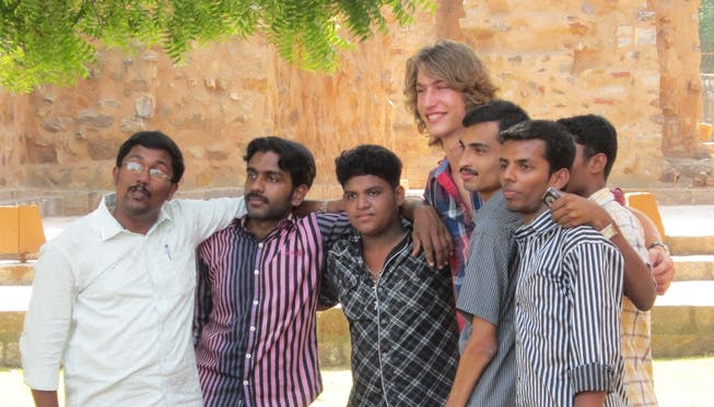Johannes Lade (Mitte) posiert mit indischen Männern.