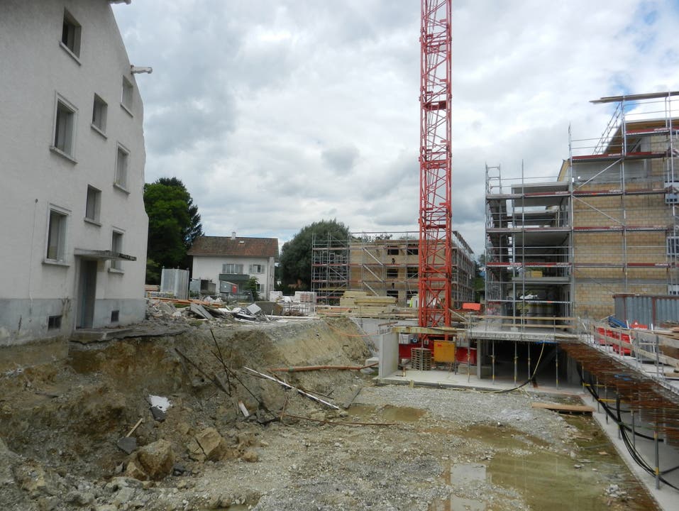Alte Wohnhäuser werden abgerissen (links) , neue gebaut - Überbauung Verenapark Gerlafingen