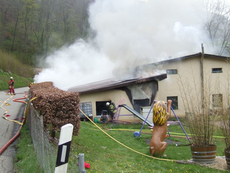 Ein Werkstatt-Brand beschädigte ein Haus in Duggingen schwer