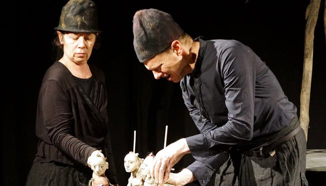 Theater mit Puppen: Silvia und Stefan Roos bei der Aufführung in Wettingen.