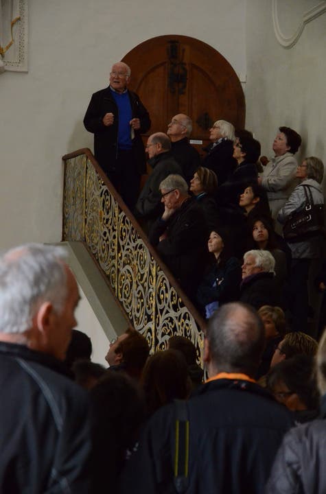 Bevor die Besucher über diese Treppe in die Mönchszellen gelangten, die heute als Mediothek genutzt werden, erläutert Alfred Hämmerli den Stukkaturenschmuck im Seitenflügel der Mönchskirche.