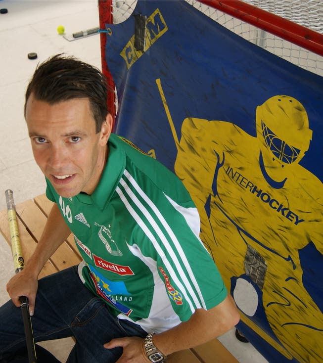 Ins Netz gegangen: Mathias Larsson kehrt aus dem Vor-Ruhestand zurück aufs Unihockey-Parkett. dws
