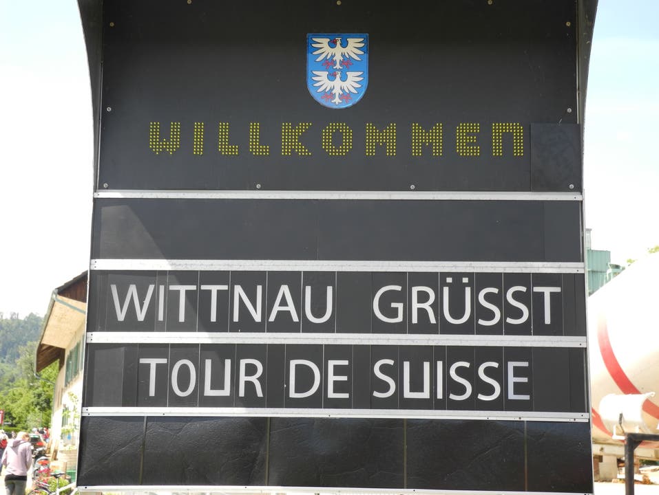 Schon am Dorfeingang war die Tour de Suisse präsent