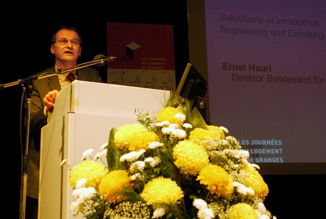 Ernst Hauri (Bundesamt für Wohnungswesen) eröffnet den Anlass. fup