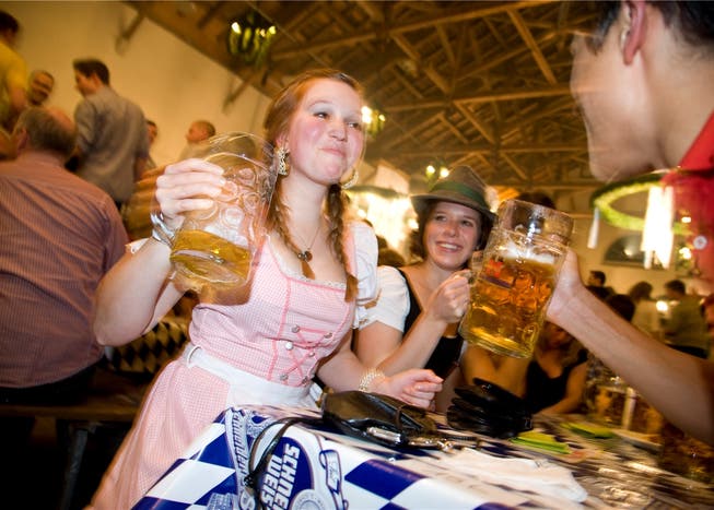 Zur weiss-blauen Gemütlichkeit gehören auch in der Reithalle das Dirndl und die «Moass» – das Bier im Literkrug.