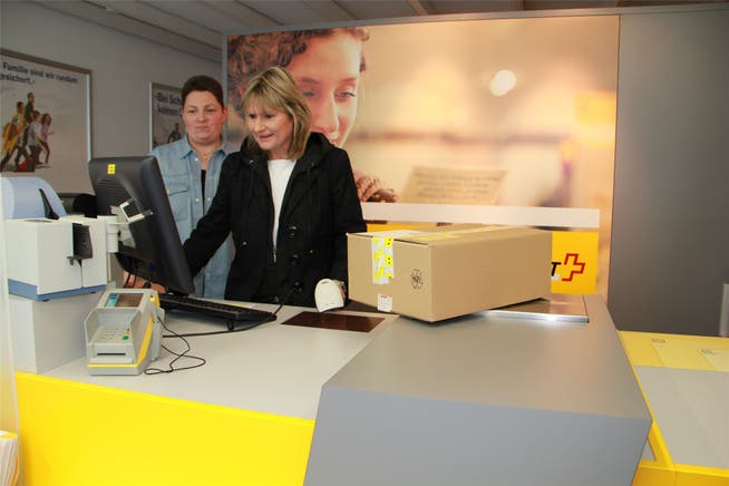 Die ehemalige Poststellenleiterin Sonja Schmidiger (links) erklärt AXA-Mitarbeiterin Ines Ruch das Postgeschäft.