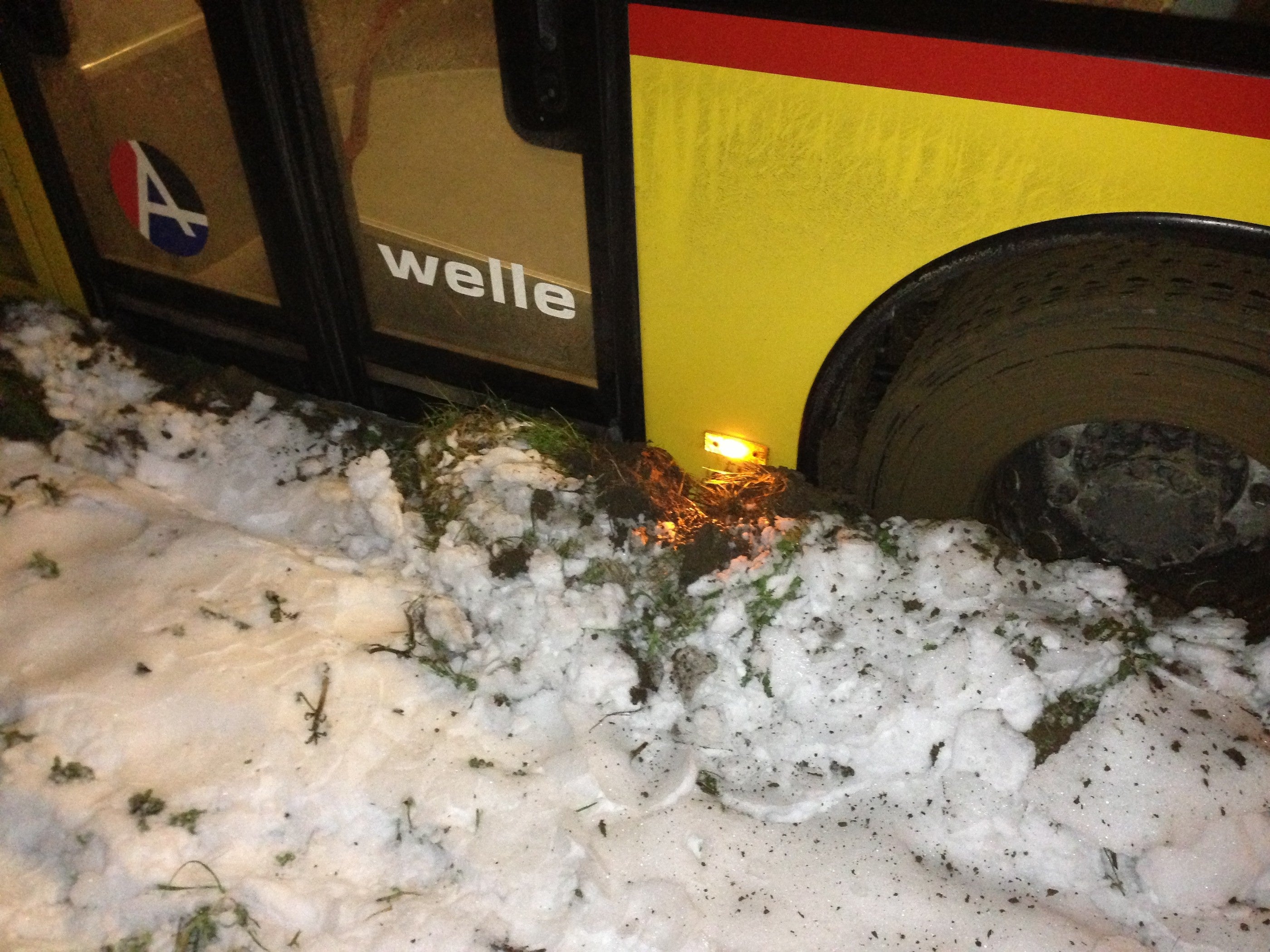 Bildstrecke - Postauto Kommt Bei Scherz Wegen Glatteis Von Der Strasse Ab