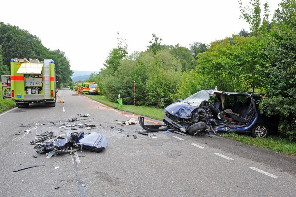 Autounfall - Autofahrerin Stirbt Bei Frontalkollision Mit Lastwagen