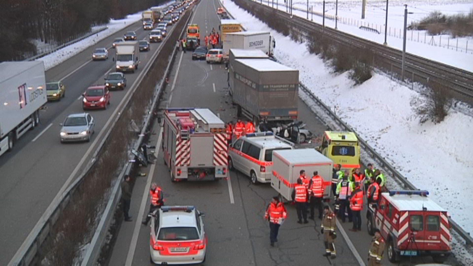 Bildstrecke Schwerer Unfall Auf Der A1 Bei Utzenstorf