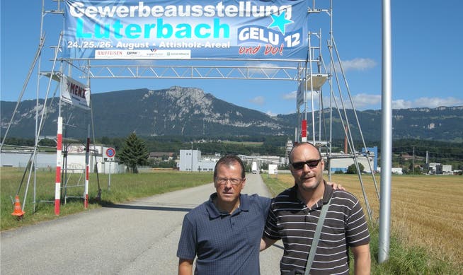Rolf Lehmann (l.) und Hugo Schumacher vor dem Eingangstor zur Gewerbeausstellung in der Hefefabrik Süd (links hinten von Lehmann).