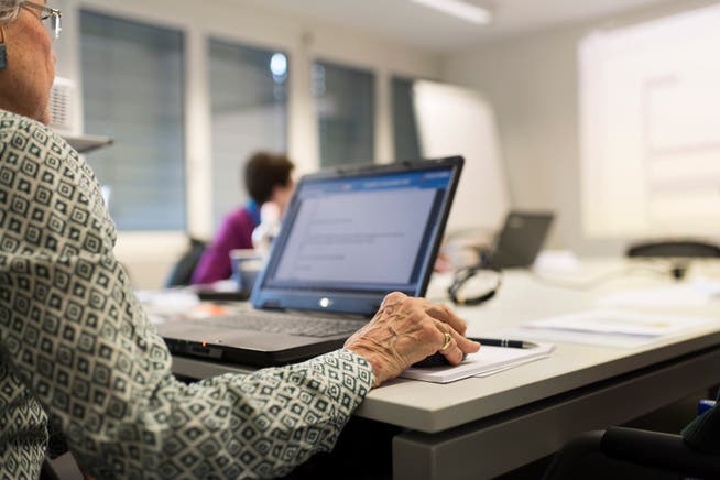 Senioren in einem Laptop-Kurs von Pro Senectute 2019. Heute nutzen laut einer Studie Organisation drei Viertel der über 65-Jährigen das Internet.