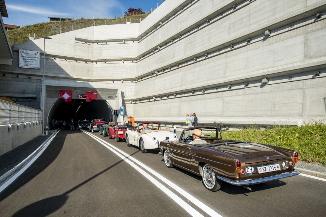 Als erstes dürfen Oldtimer Autos durch das Tunnelportal Süd fahren.