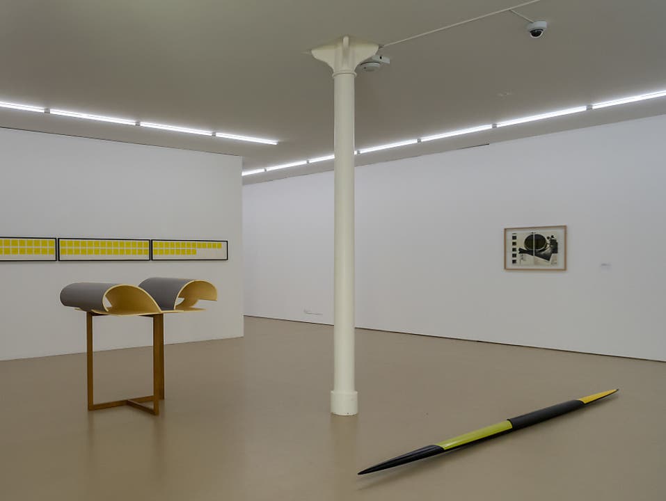 Minimalistische Formen prägen das Frühwerk der deutschen Künstlerin Isa Genzken, das im Haus zur Gegenwart des Kunstmuseums Basel zu sehen ist.