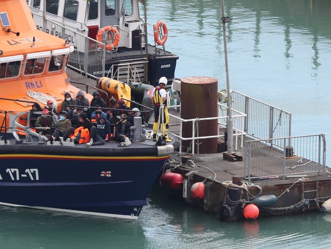 Ein Boot der gemeinützigen Organisation Royal National Lifeboat Institution (RNLI) fährt eine im Ärmelkanal aufgegriffene Gruppen mutmasslicher Migranten in Richtung Hafen. Foto: Andrew Matthews/PA Wire/dpa