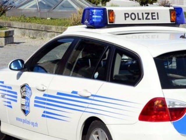 Die Kantonspolizei Aargau nahm dem Unfallfahrer den Führerausweis ab.