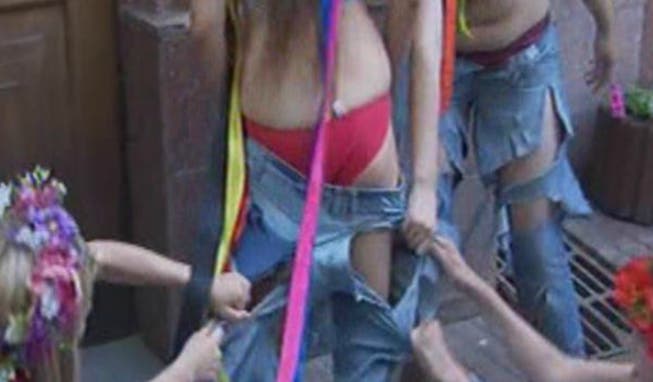 Femen will künftig «unten ohne» protestieren.