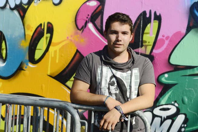 Yannick Annaheim posiert vor der Kulturfabrik Kofmehl, in der er die ersten DJ-Schritte gemacht hat.