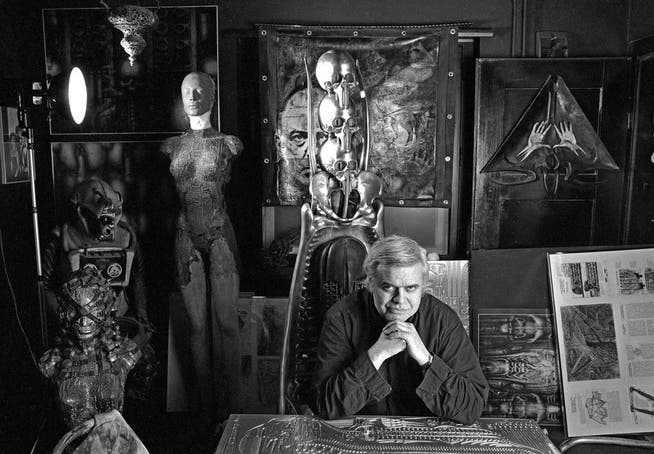 HR Giger, umgeben von seinen Skulpturen und Gemälden