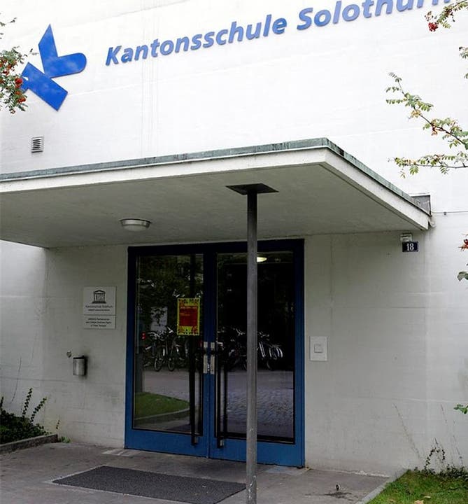 Der Eingang der Kantonsschule Solothurn.