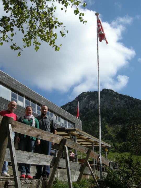 Rolf Späti (links) verkaufte den Berghof Schauenburg an Kerstin und Mario Gerber