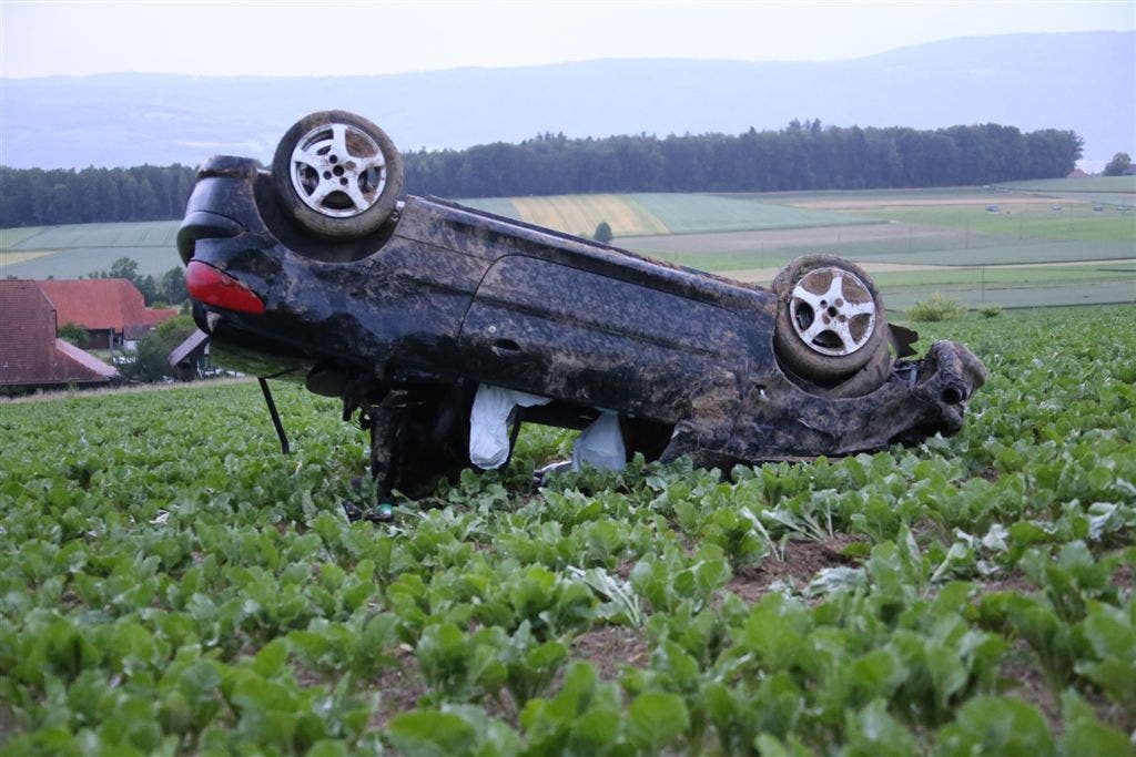 Unfall in Schnottwil: Auto überschlägt sich mehrmals